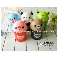 Bàn làm việc gọn gàng với thùng rác mini xinh xắn